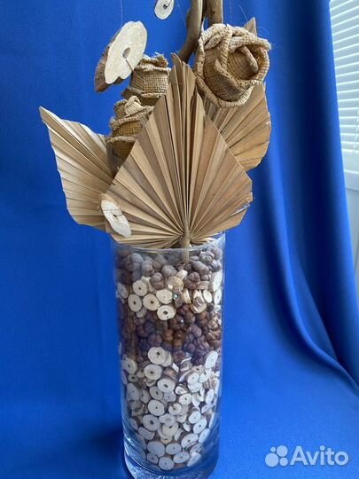 Композиция из искусственных цветов