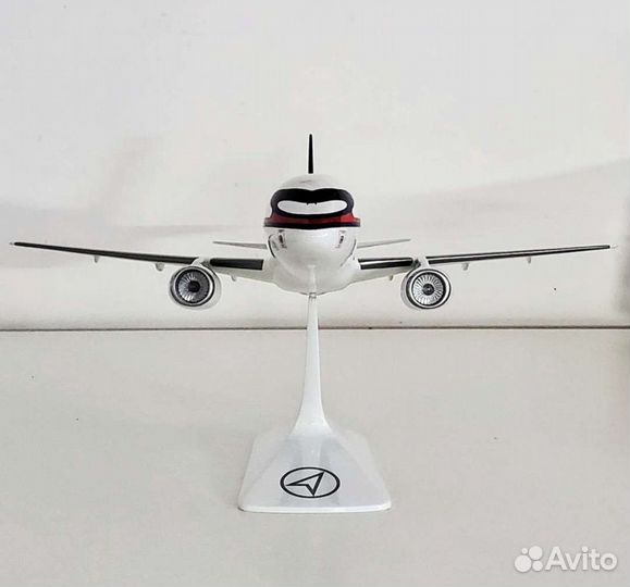 Модель самолета Sukhoi Superjet 100 1:72