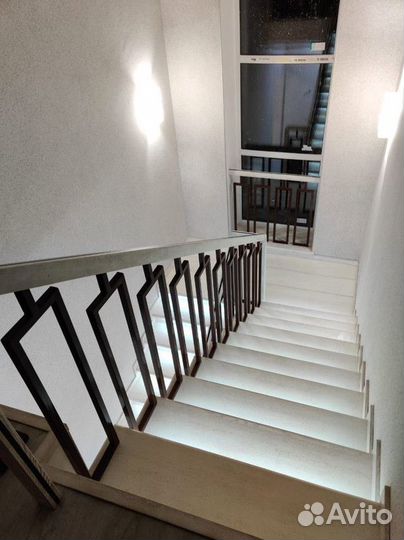 Лестница с деревянными ограждениями