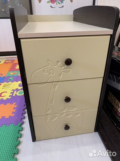 Детская кроватка с маятником