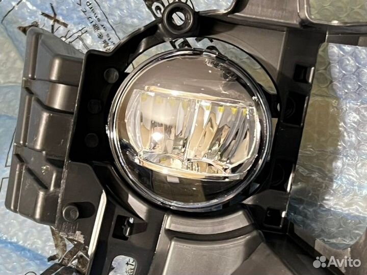 Кронштейн противотуманной фары правый Lexus