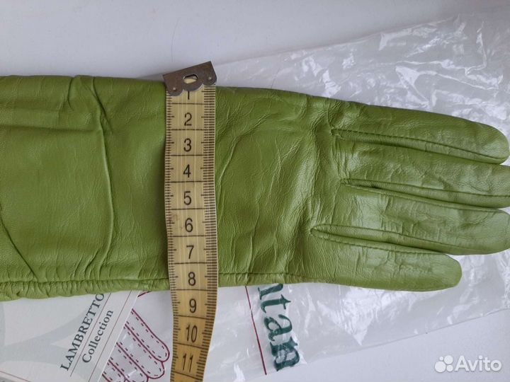 Перчатки кожаные новые и несколько пакетов одежды