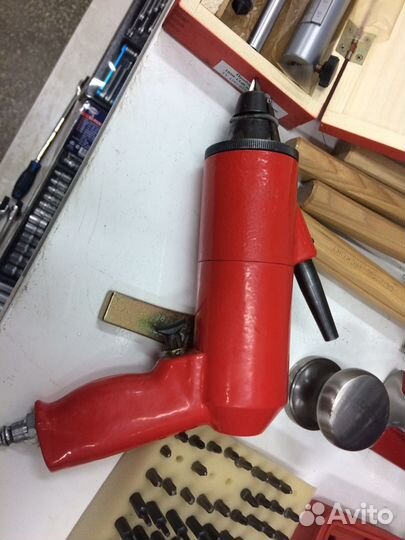 Пневматический шиповальный пистолет 