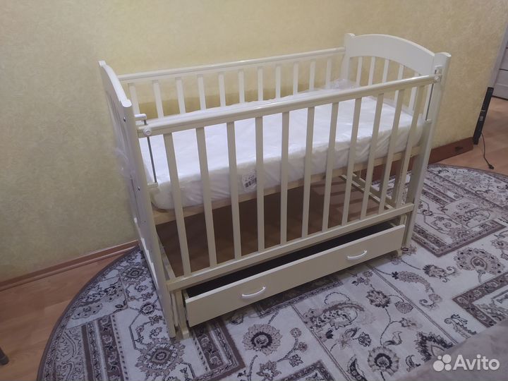 Детская кроватка с маятником