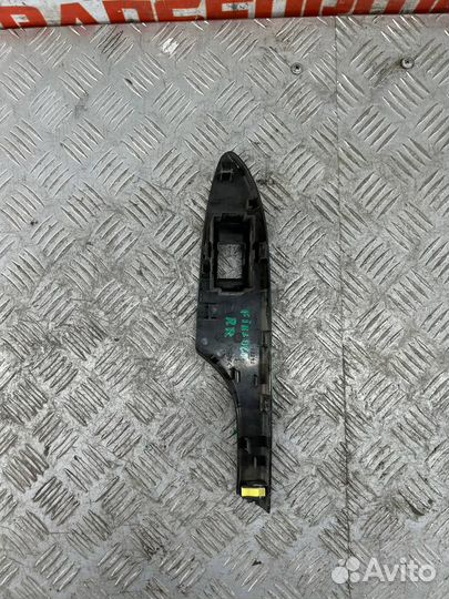 Накладка кнопки стеклоподъемника задняя правая Той