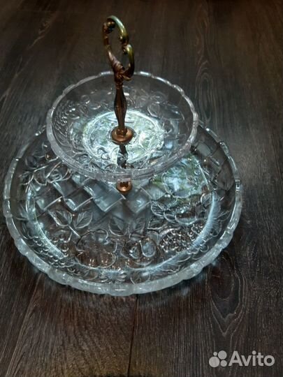 Ваза для фруктов на ножке