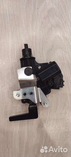 Механизм фиксации лючка