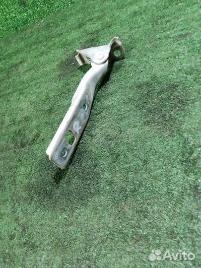 Петля капота правая Volkswagen Golf 4 AKL 1999