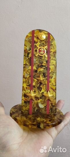 Сувенирный погон из янтаря