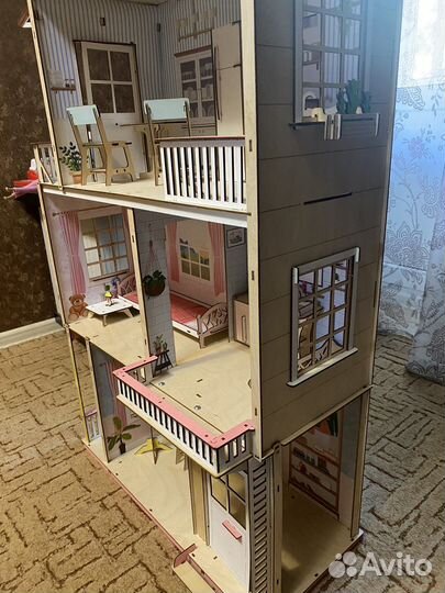 Деревянный кукольный домик с мебелью