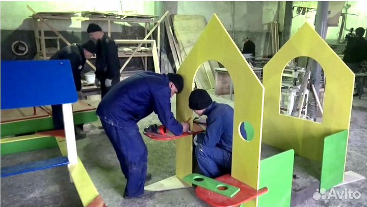 Сборщик детских площадок в цеху