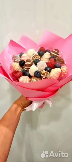 Букет из клубники в шоколаде и голубики