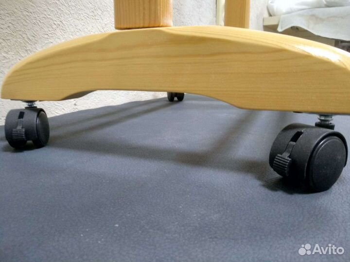 Вешалка напольная из дерева на колесиках