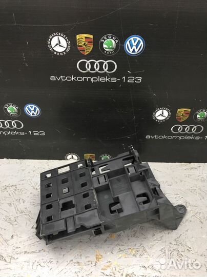 Кронштейн электронных блоков Audi A5 8T cdnc 2010