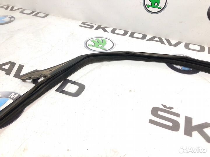 Уплотнитель стекла передний левый Skoda Octavia A5