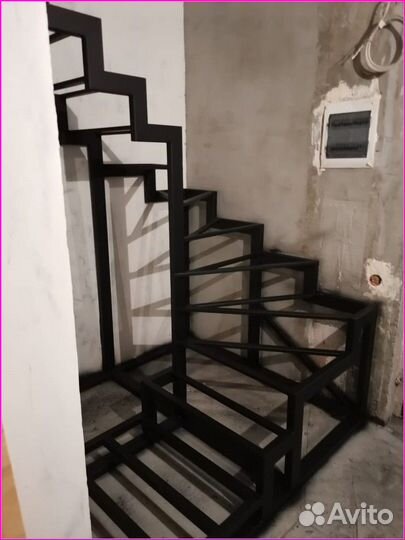 Металлическая лестница на второй этаж