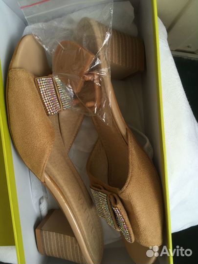 Босоножки бежевые со стразами