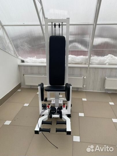 Тренажер для приводящих и отводящих мышц бедра