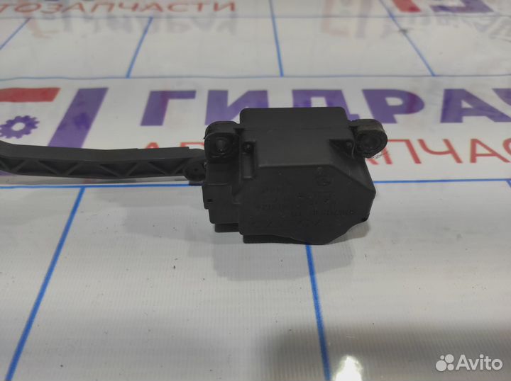 Моторчик заслонки отопителя Volvo XC90 30676511