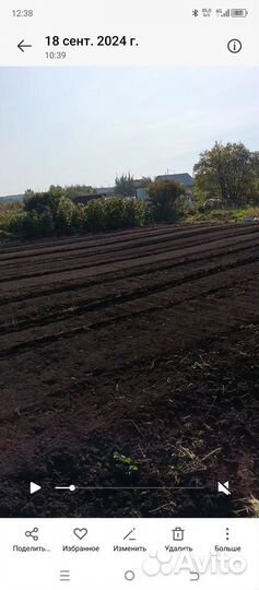 Вспашка земли трактором. Обработка почвы фрезой