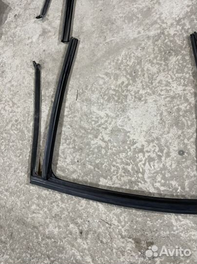 Уплотнитель стекла двери задний правый bmw f30