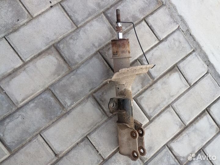 Передняя стойка амортизатор hyundai solaris