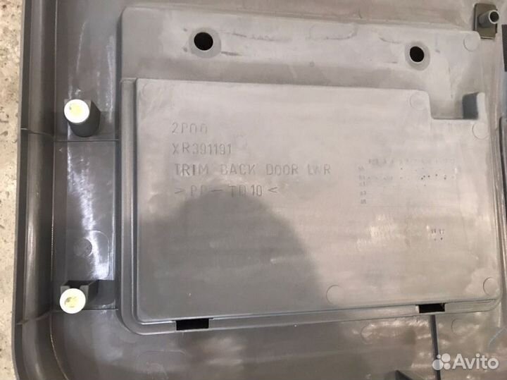 Обшивка крышки багажника Mitsubishi Pajero, V75W