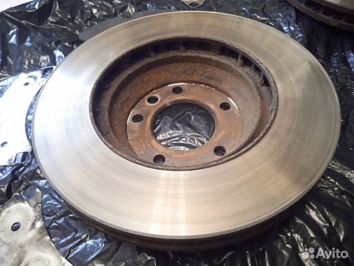 Передние тормозные диски и колодки Porsche Cayenne