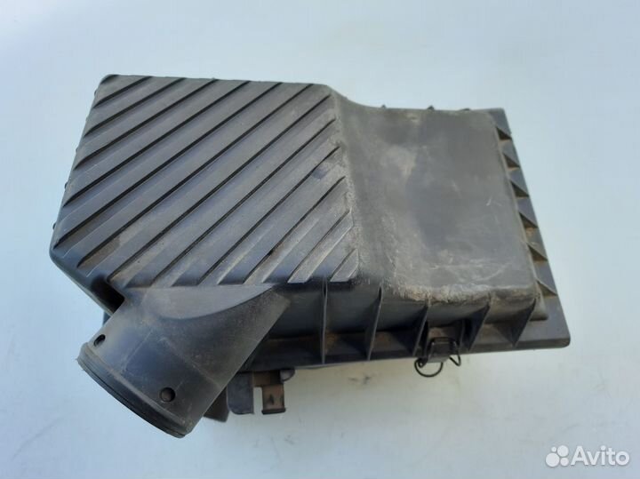 Корпус воздушного фильтра Volkswagen Passat B3