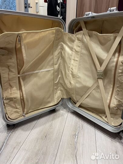 Чемодан на колесах размер s