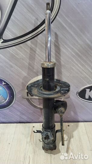 Амортизатор стойка перед Nissan juke F15 Прав