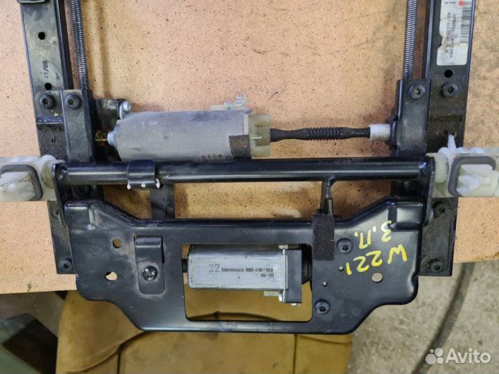 Крепление сиденья заднее правое Mercedes-Benz