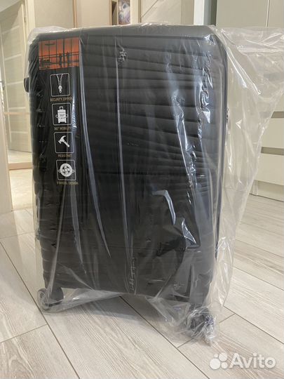 Чемодан размер М