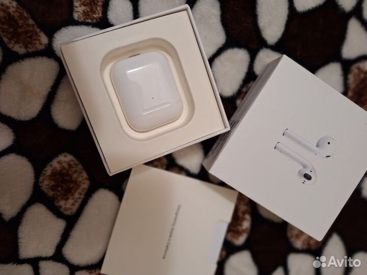 Apple AirPods 2 с зарядным футляром mrxj2 RU