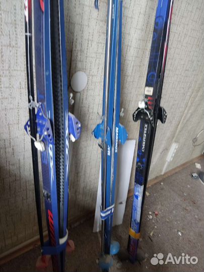 Беговые лыжи с палками и креплением