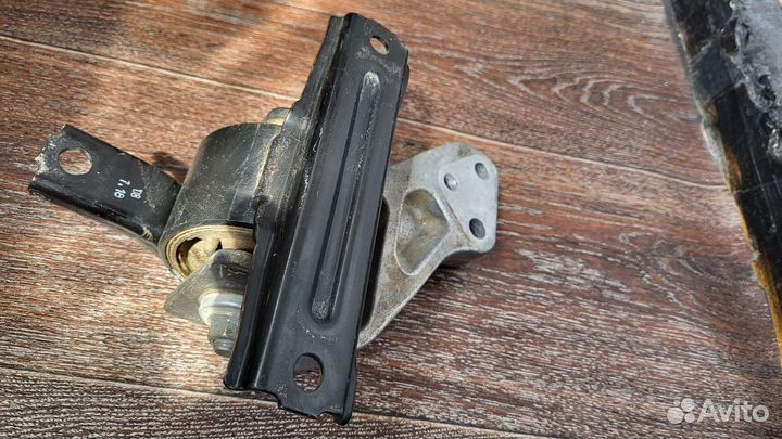 Подушка двигателя lancer 10