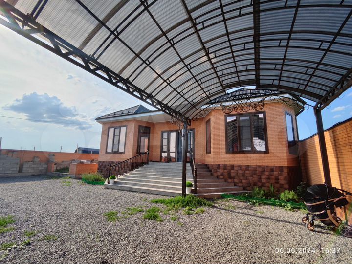 Дом 196 м² на участке 6 сот.