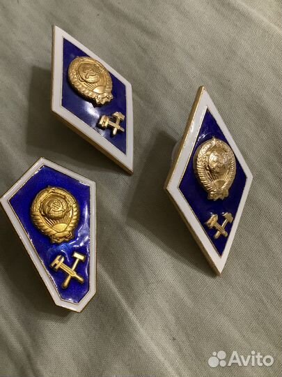 Отличительный значок института