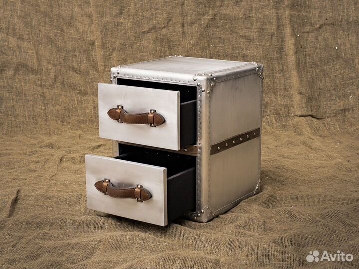 Тумба с кожаной отделкой