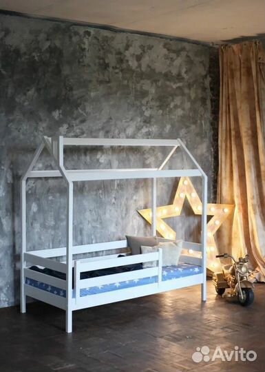 Детская кроватка домик из массива от 3 лет