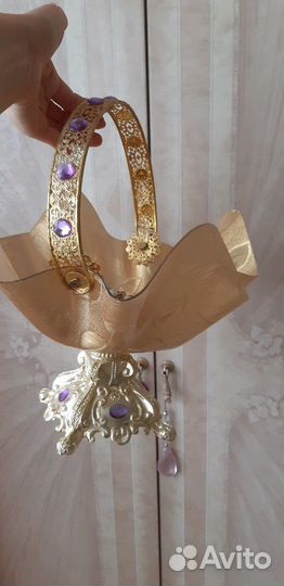 Ваза корзина в золотом цвете с сиреневыми камнями