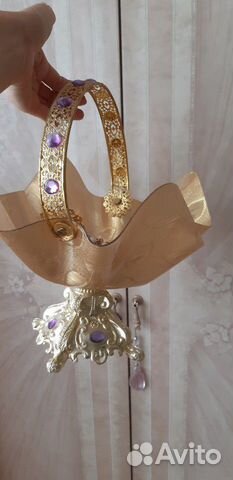 Ваза корзина в золотом цвете с сиреневыми камнями