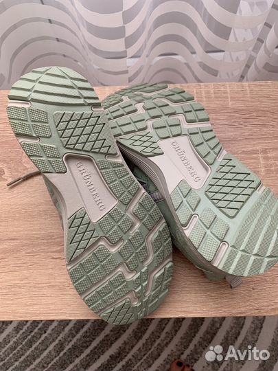 Кроссовки женские 38 размер новые