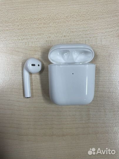 Apple AirPods 2nd Gen with Wireless Charging Case