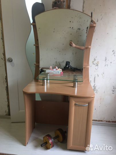 Стол с зеркалом