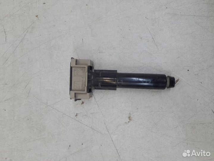 Форсунка омывателя передняя правая Toyota Land