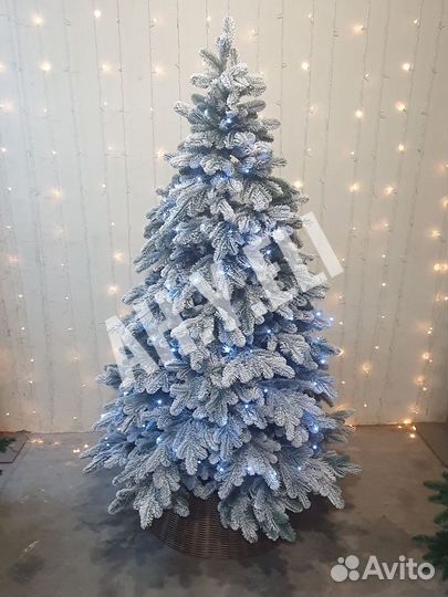 Елка литая заснеженная