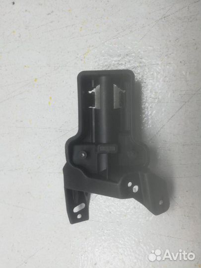 Кронштейн передний левый Renault Megan