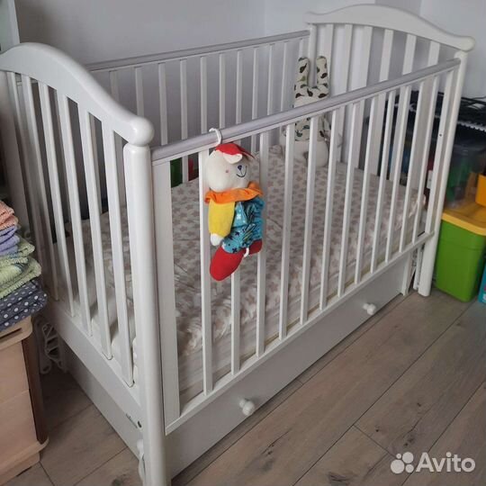 Детская кроватка с маятником