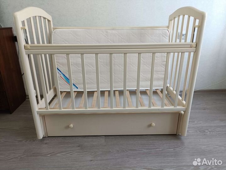 Детская кроватка с продольным маятником